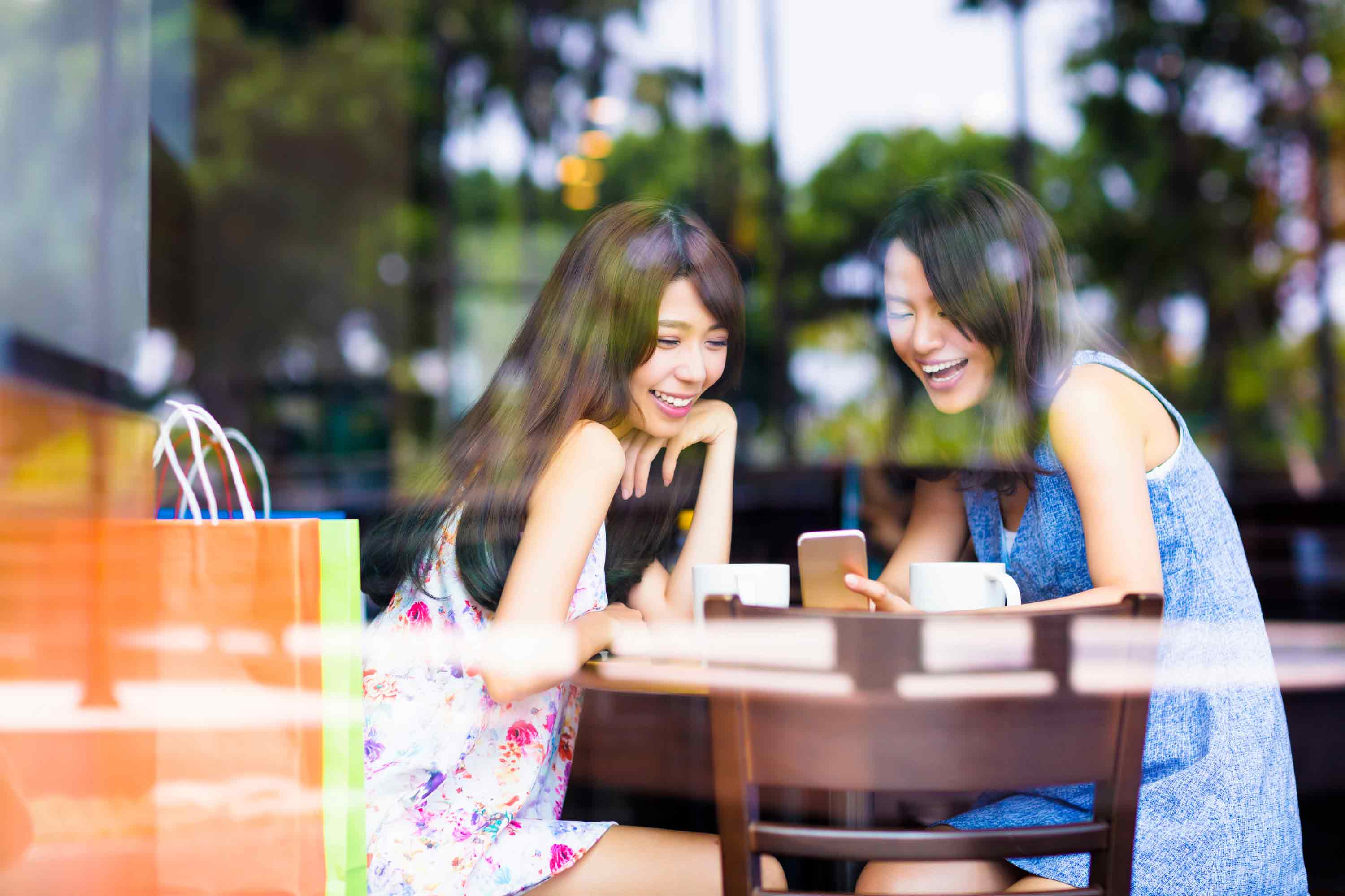 Young women using MyACUVUE™ rewards, Singapore